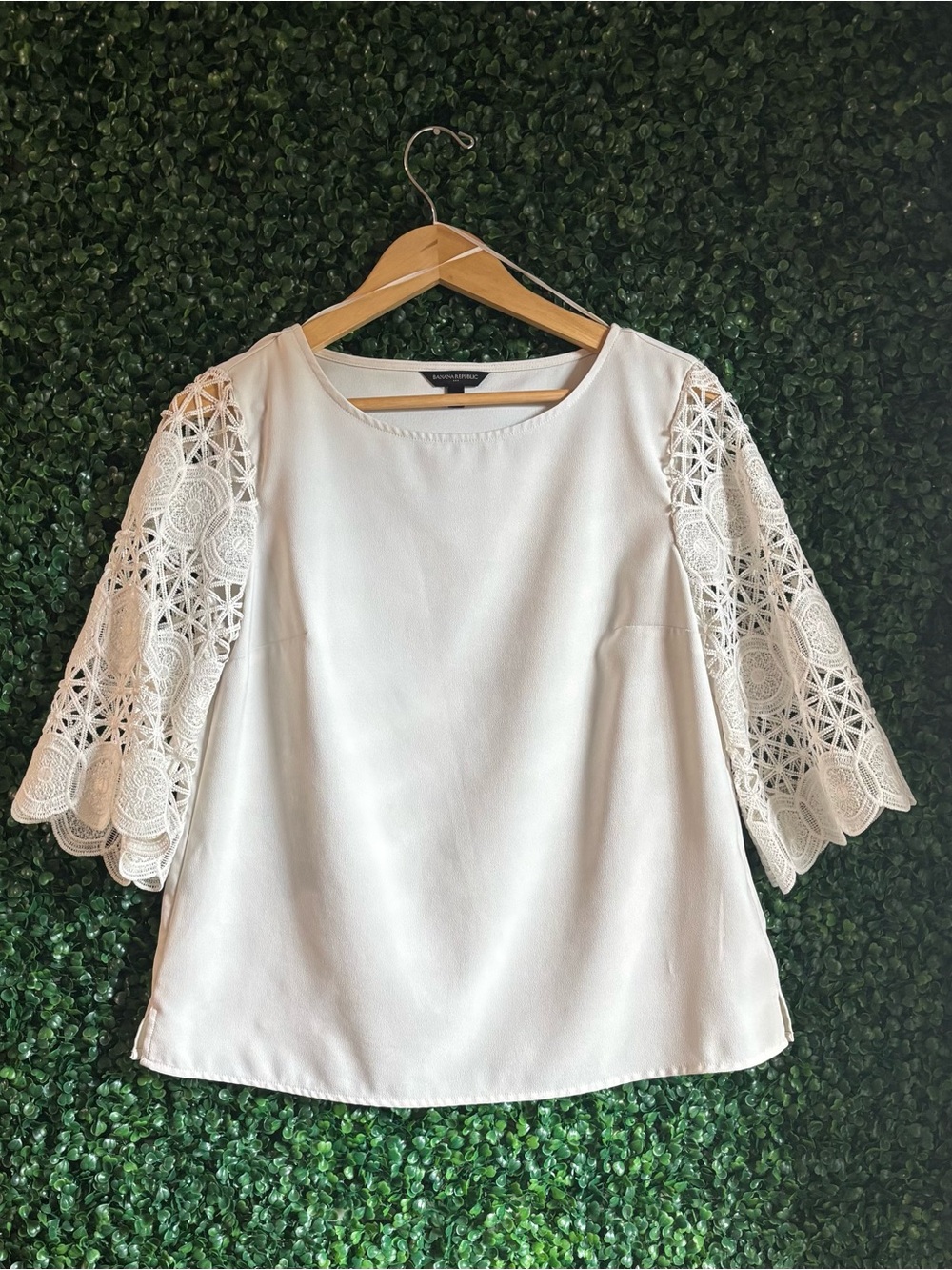 Sz M Banana Republic Ivory Crochet Lace Sleeve Blouse